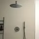 Wandmontierte Regenbrause von Ideal Standard in mattem Grau, mit einer runden Kopfbrause und einem Handbrausehalter, integriert in eine helle Badezimmerumgebung.